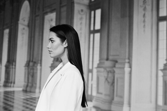 Portrait of the woman looking away