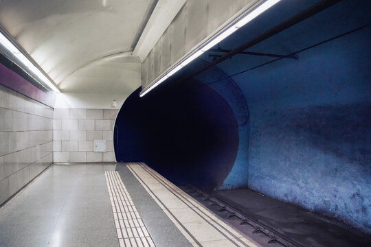 Subway tunnel platform without people
