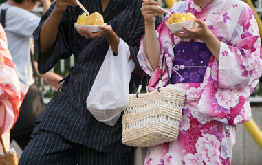 夏祭り　ジャガバターを食べるカップル