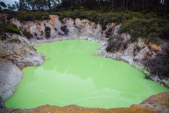 Waiotapu devil's bath lake