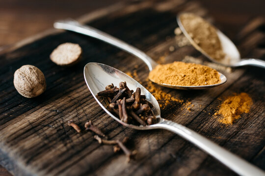 Clove, nutmeg, conammon and ginger on spoons