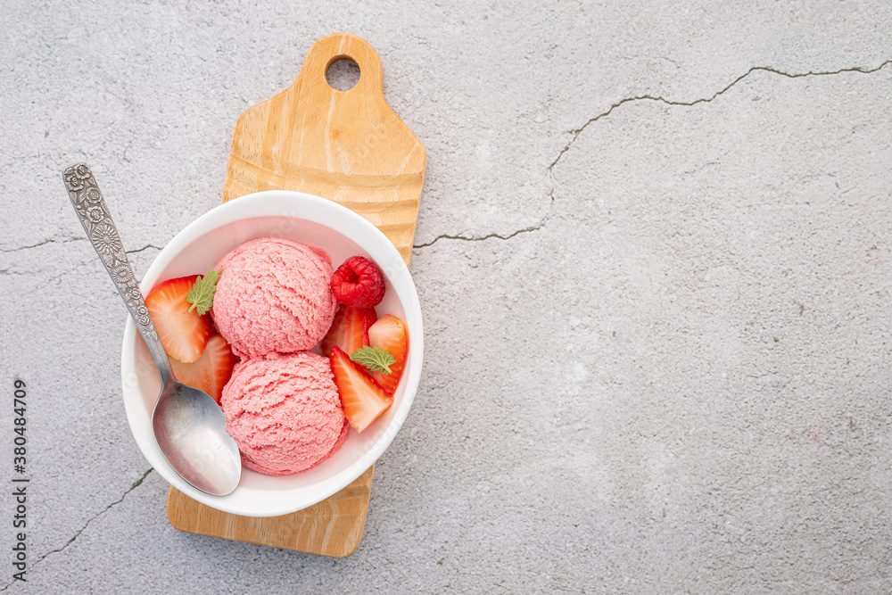Poster strawberry ice cream flavour in white bowl setup on concrete background . summer and sweet menu conc