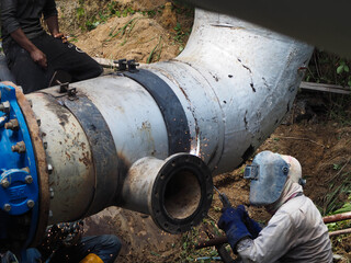 Welding work on leaking main pipe