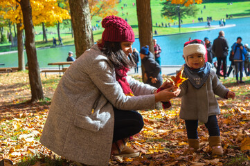 Jeune maman et son bébé enfant automne