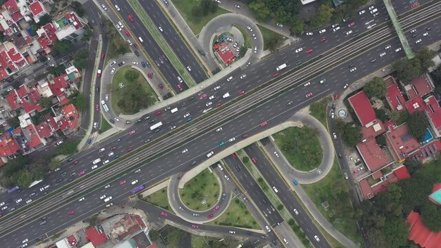 Vista a&eacute;rea cenital del tr&eacute;bol vehicular en Calzada de Tlalpan y R&iacute;o Churubusco en la CDMX. El drone girando sobre su eje.