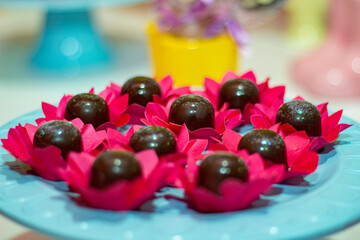 Table with children's birthday party decoration with objects and colorful candies