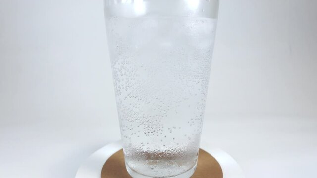 氷を入れたグラスに注いだサイダー
