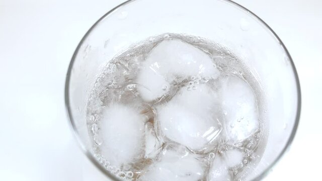 氷を入れたグラスに注いだサイダー