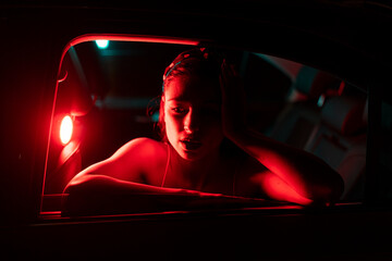 Mujer joven adolescente modelo posando con luces led rojas y azules