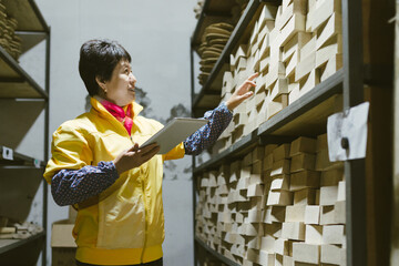 Violin Warehouse Keeper