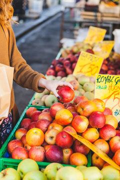 Choosing Apples to Buy at the Open Market