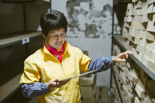 Violin Warehouse Keeper