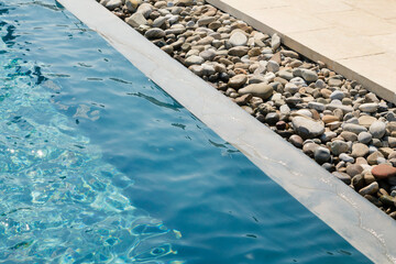 Sassi lisci su bordo piscina
