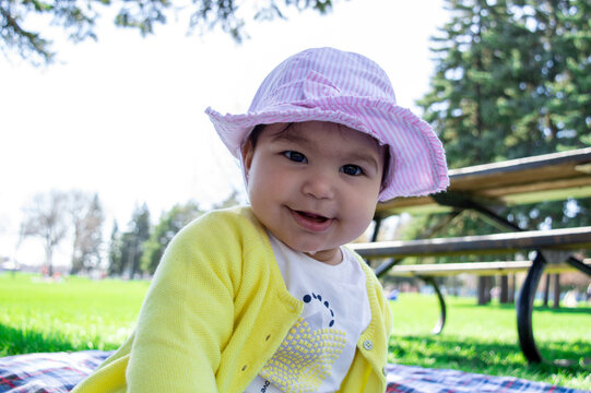 bebe dans un parc