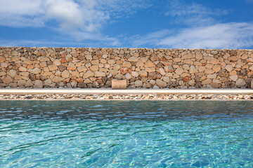 Muretto a secco con piscina sfondo cielo - orizzontale