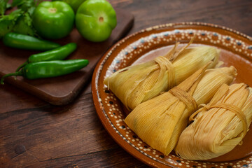 Tamales mexicanos hoja de maiz salsa tomatillo verde picantes chile carne platillo latino ingredientes envuelto relleno ancestral tradiciones día de muertos candelaria