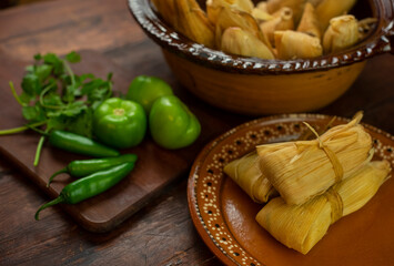 Tamales mexicanos hoja de maiz salsa tomatillo verde picantes chile carne platillo latino ingredientes envuelto relleno ancestral tradiciones día de muertos candelaria