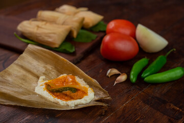 Tamales mexicanos hoja de maiz salsa tomate rojo chile queso platillo latino ingredientes elaboración preparación envuelto relleno ancestral tradiciones día de muertos candelaria