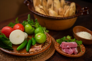Tamales mexicanos hoja de maiz salsa tomatillo verde picantes carne cazuela platillo latino ingredientes elaboración praparación envuelto relleno ancestral tradiciones día de muertos candelaria