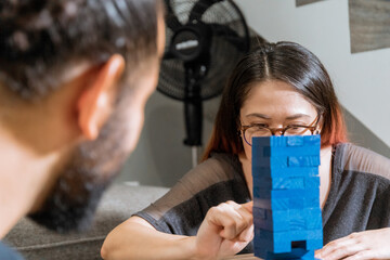 Pareja Joven en casa disfrutando de juegos de mesa diversion fin de semana