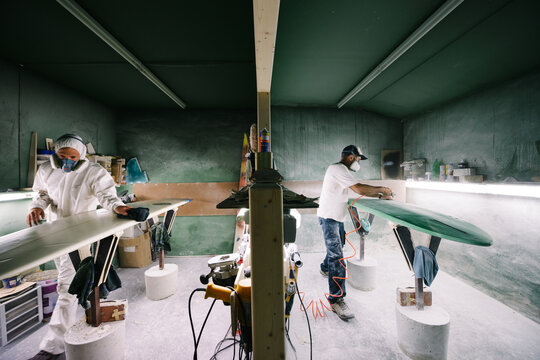 Surboard factory - split screen view