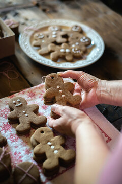 Gift-wrapping Gingerbread men cookies