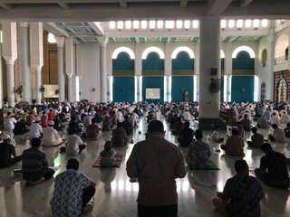 an atmosphere of Muslim worship at the Al Akbar mosque in Surabaya, by maintaining social distancing and health protocols.