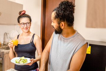 Pareja de mexicanos preparando ensalda en casa vida saludable