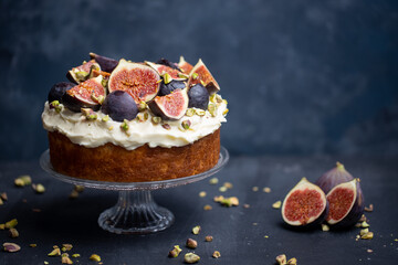 Dark mood cake with figs and pistachios