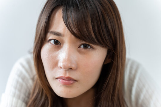「睨む」の写真素材 | 7,055件の無料イラスト画像 | Adobe Stock