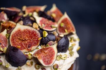 Dark mood cake with figs and pistachios