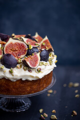 Dark mood cake with figs and pistachios