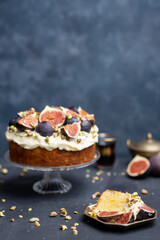 Dark mood cake with figs and pistachios
