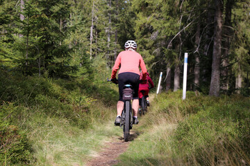 Fototapeta premium Mountainbikerin im Böhmerwald, Tschechien