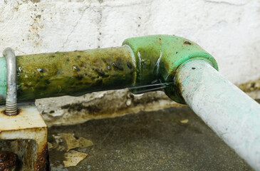 The green PP-R plumbing tube leaks from the elbow after long hours of outdoor use.