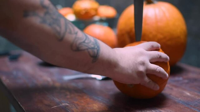 Calabazas carvando oto&ntilde;al halloween samhain d&iacute;a de muertos tradiciones dulce o truco alegr&iacute;a pasatiempo mano con cuchillo