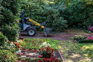 Arbeitsgerät auf einem Friedhof