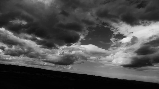 timelapse nuvole 4K  black and white