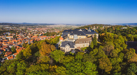 Fototapeta na wymiar großes Schloss Blankenburg Harz Luftbild