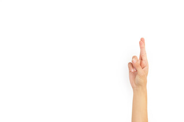 Mano femenina mostrando un gesto de cruzar los dedos sobre un fondo blanco liso y aislado. Vista de frente y de cerca. Copy space