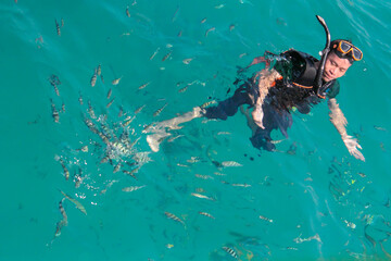 Use a floating kit to float on the sea front