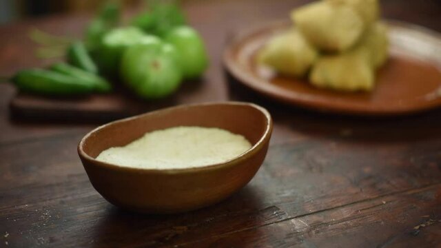 Tamales verde tomatillo pollo cerdo picante tradicional rustico hecho arteanal casero ma&iacute;z hoja de elote choclo mexicana latina 