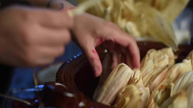 Tamales dulces  relleno fresa tradicional rustico hecho arteanal casero ma&iacute;z hoja de elote choclo cazuela mexicana latina 