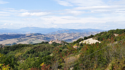 Fototapeta na wymiar Vista dell'antico borgo Montefabbri nelle Marche
