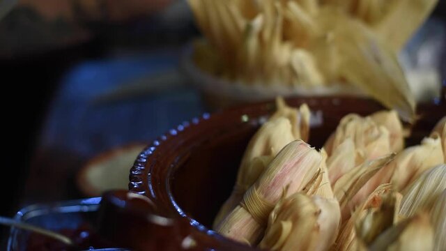 Tamales dulces  relleno fresa tradicional rustico hecho arteanal casero ma&iacute;z hoja de elote choclo cazuela mexicana latina 