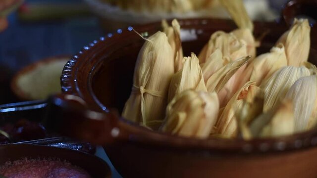 Tamales dulces  relleno fresa tradicional rustico hecho arteanal casero maíz hoja de elote choclo cazuela mexicana latina 