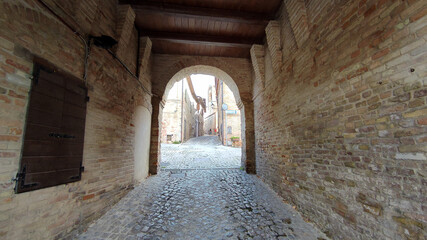 Obraz premium Entrata nell'antico borgo di Montefabbri nelle marche