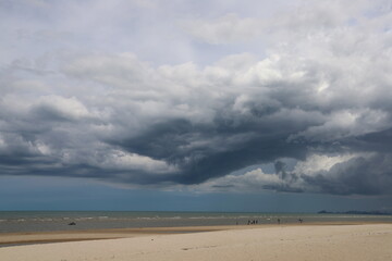Fototapeta na wymiar beach and clouds