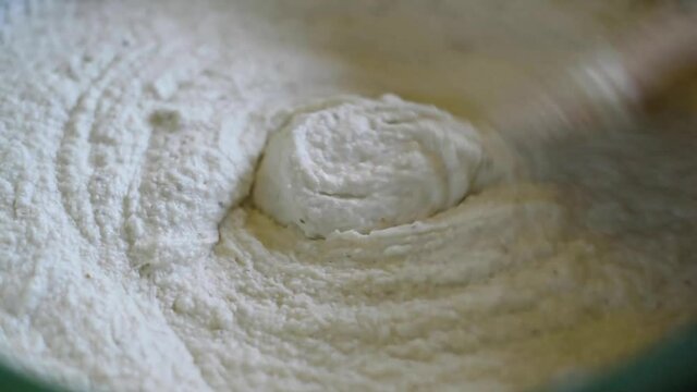 Elaboraci&oacute;n de tamales masa harina de ma&iacute;z mezclando receta mexicana latina tradicional artesanal