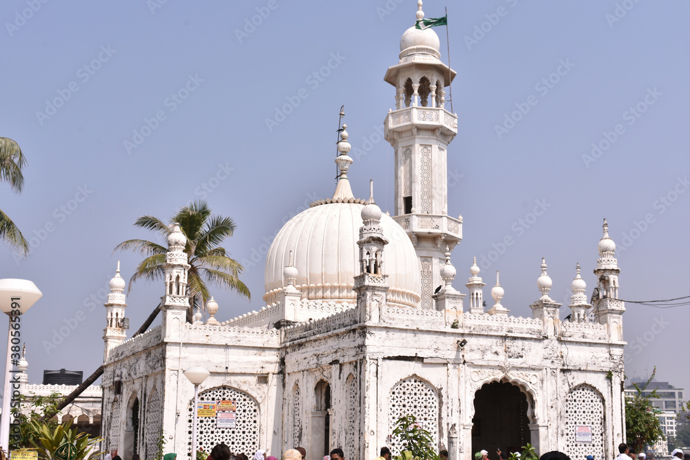 Wall mural a white masjid situated in between ocean